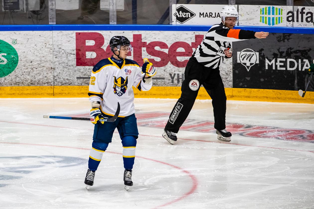 Millpoint n&auml;kyy Jukureiden kaulasuojuksessa kaudella 2019-2020.