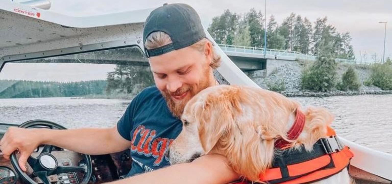 Millpointin myyjä Tuukka Smura ja perheeseen kuuluva Kultainen noutaja