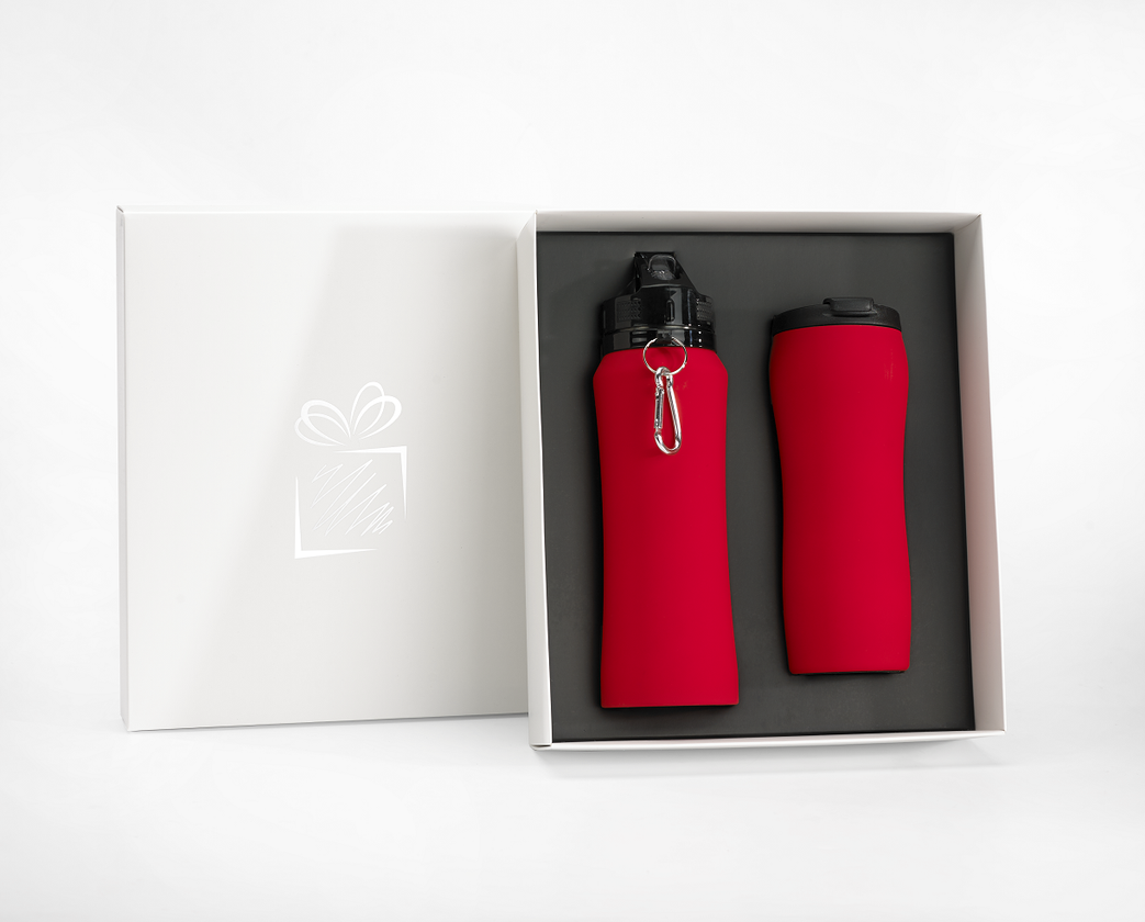 Termosmuki ja juomapullo myyd&auml;&auml;n settein&auml; ja tarjolla on yli 10 v&auml;rivaihtoehtoa.