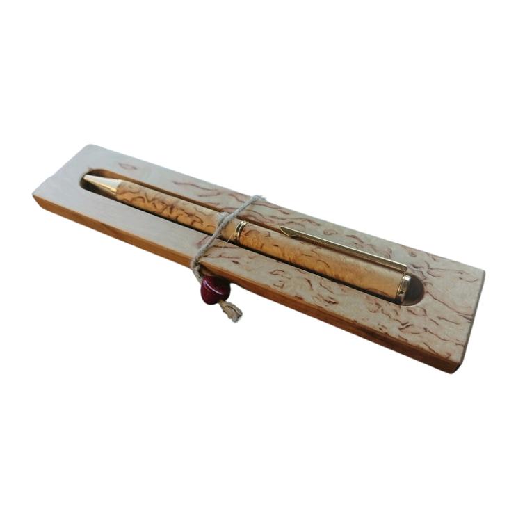 Visakoivuinen Twist-kuulakärkikynä alustalla